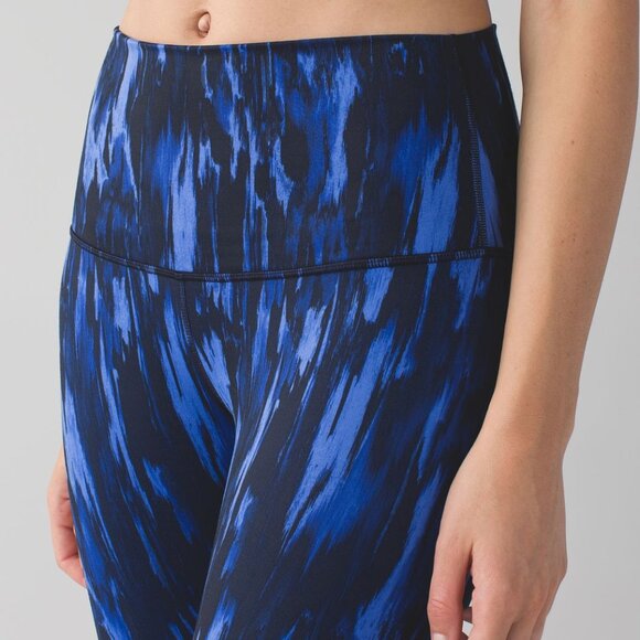 lululemon Wunder Under Crop Hi-Rise in Painted Animal Sprinkler Black, size 4 - Picture 2 of 9